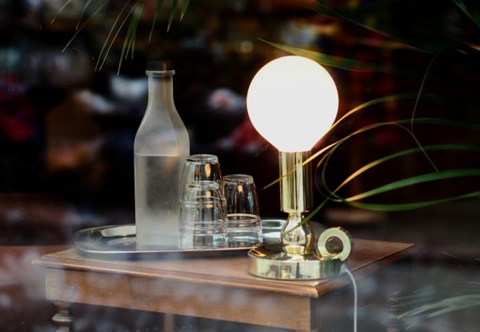 Gemütliche Beleuchtung mit warmer Tischlampe
