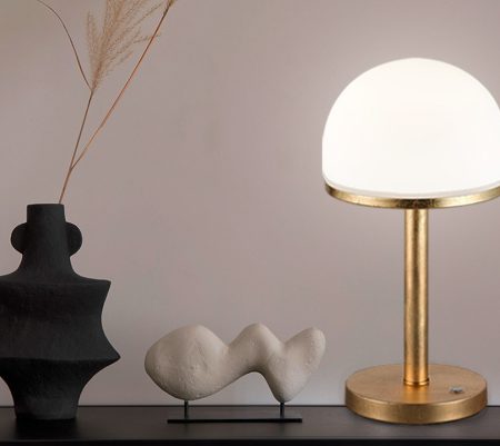 Entdecken Sie den Charme einer Retro-Vintage-Messing-Tischlampe