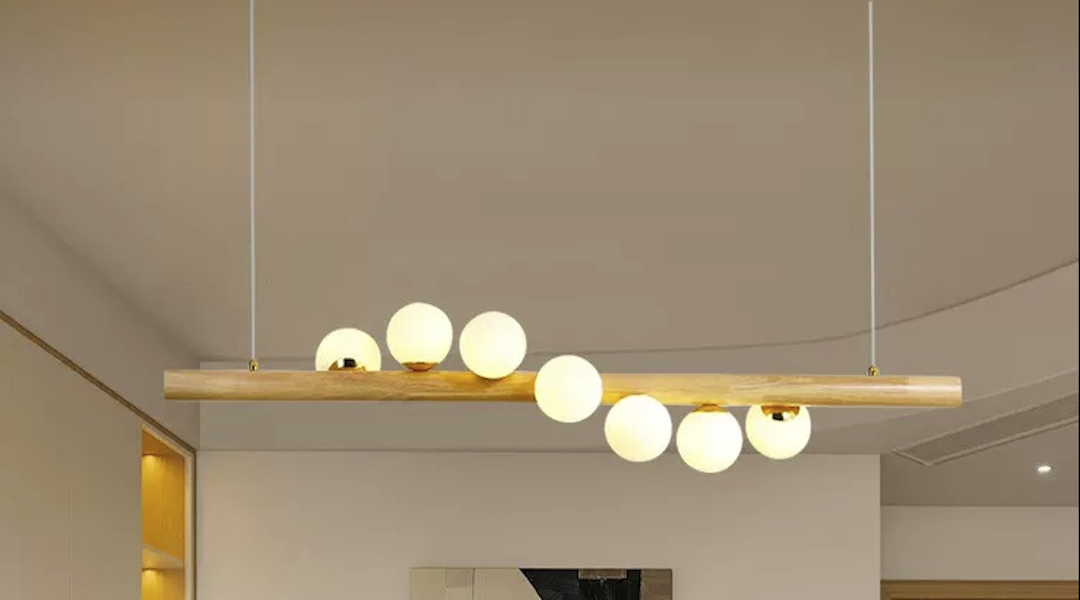 Moderne Studienzimmer mit schwebender Glaskugel-Pendelleuchte