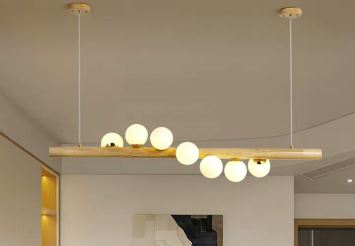 Moderne Studienzimmer mit schwebender Glaskugel-Pendelleuchte