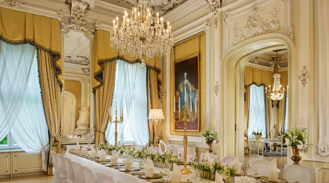 Die Eleganz von Kristallleuchtern in Bankettsälen