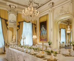Die Eleganz von Kristallleuchtern in Bankettsälen