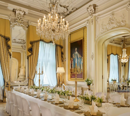 Die Eleganz von Kristallleuchtern in Bankettsälen