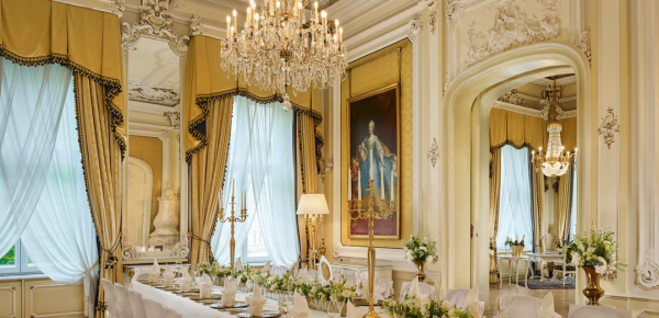 Die Eleganz von Kristallleuchtern in Bankettsälen