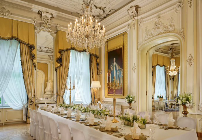Die Eleganz von Kristallleuchtern in Bankettsälen