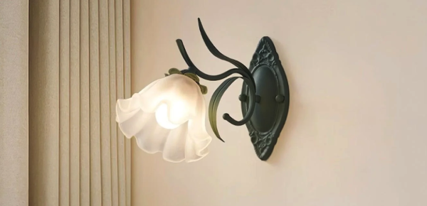 Die elegante Octavia Blumenstrauß Wandlampe: Ein Hauch von Luxus