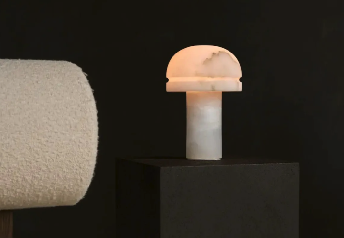Die Eleganz des Alabaster-Minimalist-Tischlampen-Designs