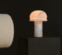 Die Eleganz des Alabaster-Minimalist-Tischlampen-Designs