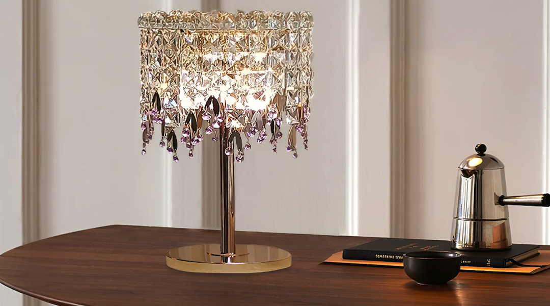 Elegante Tischlampe mit kleinen Kristallen