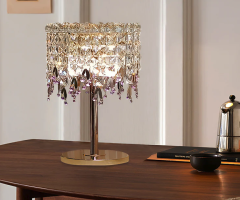 Elegante Tischlampe mit kleinen Kristallen