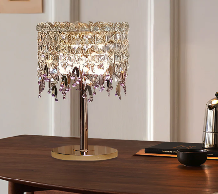 Elegante Tischlampe mit kleinen Kristallen