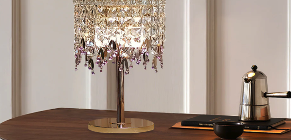 Elegante Tischlampe mit kleinen Kristallen