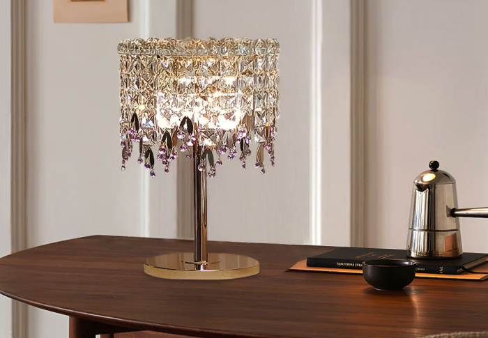 Elegante Tischlampe mit kleinen Kristallen