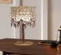 Elegante Tischlampe mit kleinen Kristallen