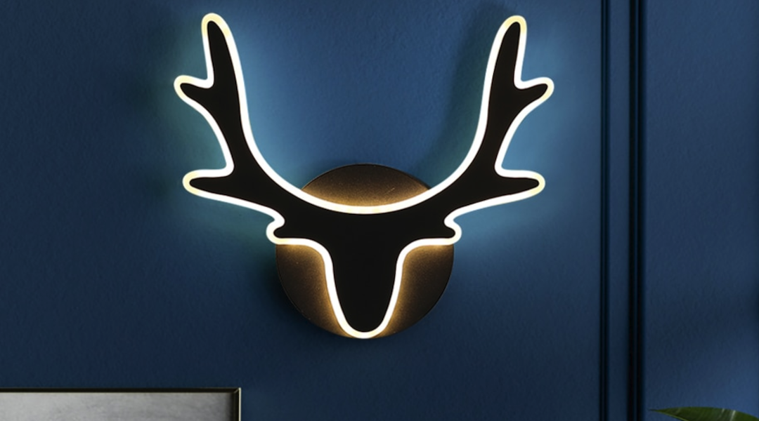 Moderne nordische Geweih-Wandlampe