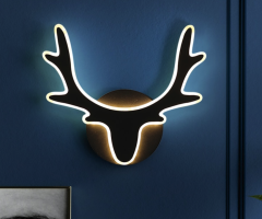 Moderne nordische Geweih-Wandlampe