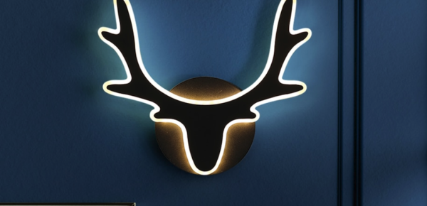 Moderne nordische Geweih-Wandlampe