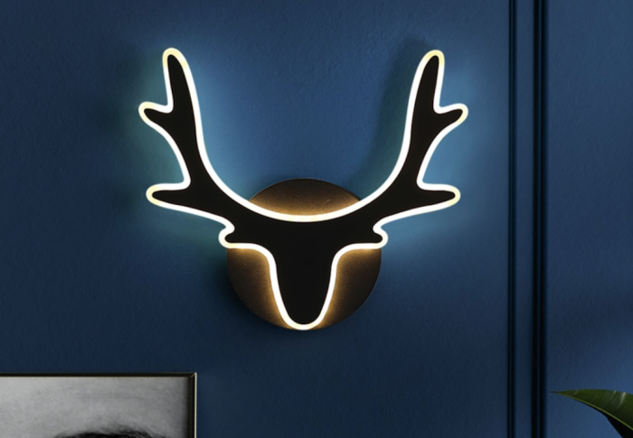 Moderne nordische Geweih-Wandlampe