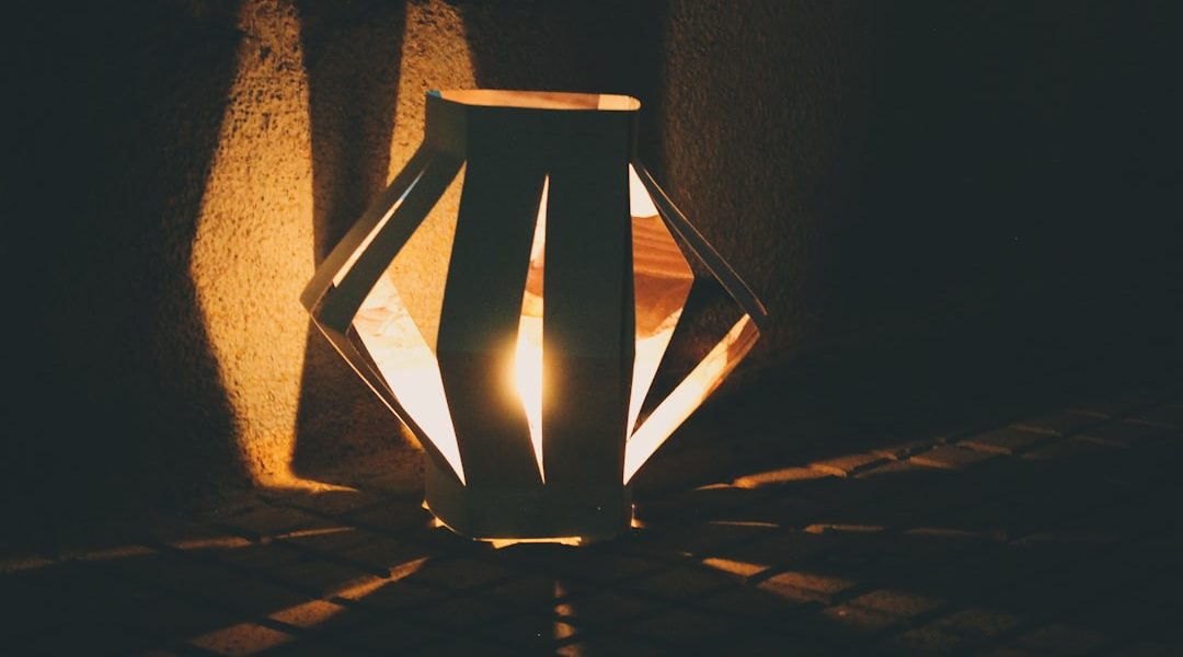 Elegante Tischlampe mit kleinen Kristallen