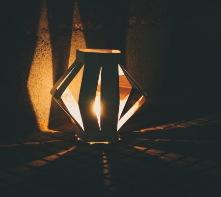 Elegante Tischlampe mit kleinen Kristallen