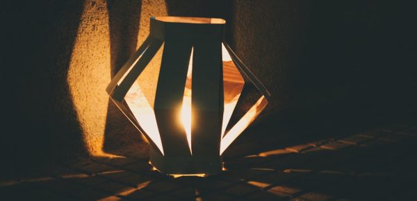 Elegante Tischlampe mit kleinen Kristallen