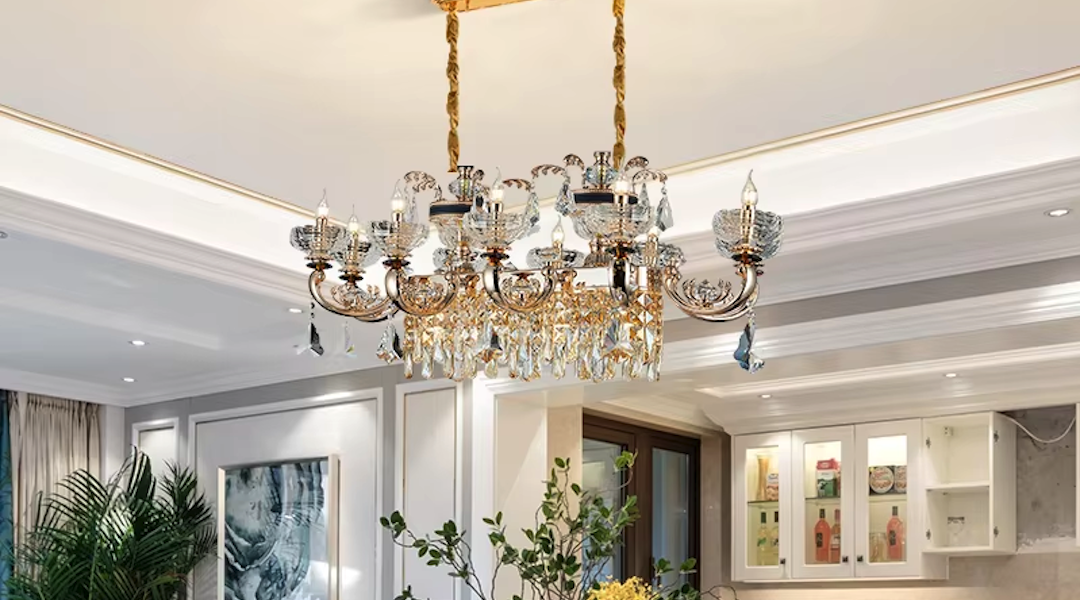 Exquisite Beleuchtung: Messing-Kronleuchter für luxuriösen Essbereich