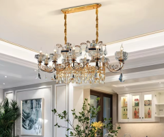 Exquisite Beleuchtung: Messing-Kronleuchter für luxuriösen Essbereich