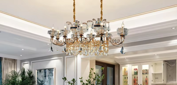 Exquisite Beleuchtung: Messing-Kronleuchter für luxuriösen Essbereich