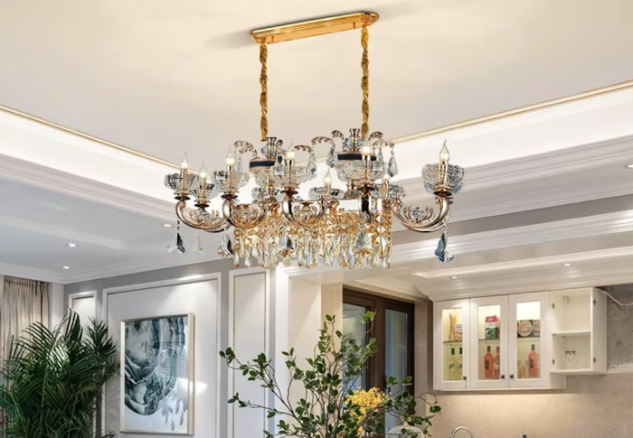 Exquisite Beleuchtung: Messing-Kronleuchter für luxuriösen Essbereich