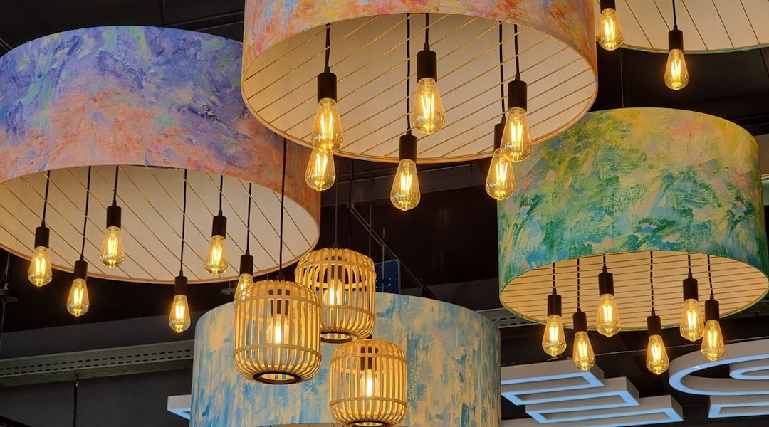 Exquisite Beleuchtung: Messing-Kronleuchter für luxuriösen Essbereich