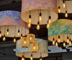 Exquisite Beleuchtung: Messing-Kronleuchter für luxuriösen Essbereich