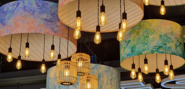 Exquisite Beleuchtung: Messing-Kronleuchter für luxuriösen Essbereich