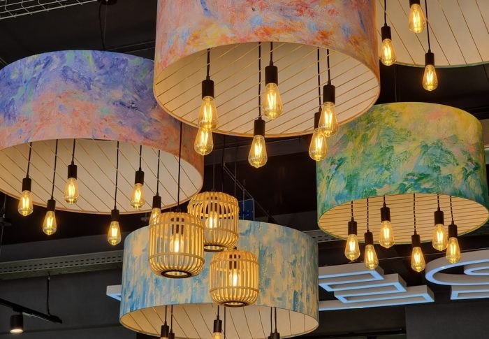 Exquisite Beleuchtung: Messing-Kronleuchter für luxuriösen Essbereich