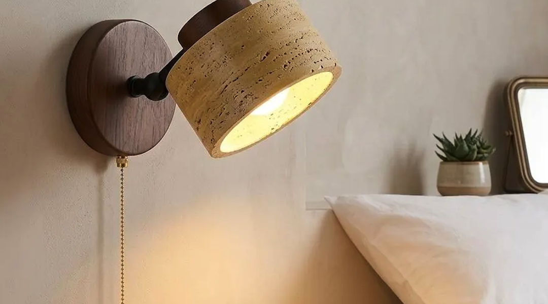 Stilvolle Schlafzimmer-Dekoration mit Walnussholz-Wandleuchte im Mid-Century-Stil