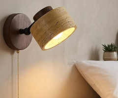 Stilvolle Schlafzimmer-Dekoration mit Walnussholz-Wandleuchte im Mid-Century-Stil