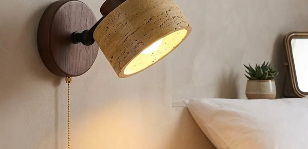 Stilvolle Schlafzimmer-Dekoration mit Walnussholz-Wandleuchte im Mid-Century-Stil