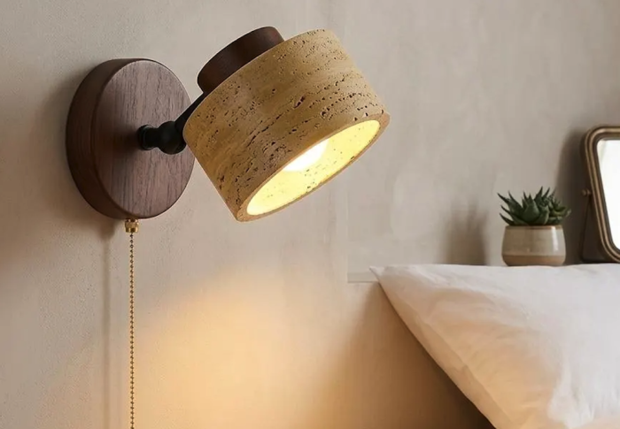 Stilvolle Schlafzimmer-Dekoration mit Walnussholz-Wandleuchte im Mid-Century-Stil