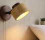 Stilvolle Schlafzimmer-Dekoration mit Walnussholz-Wandleuchte im Mid-Century-Stil