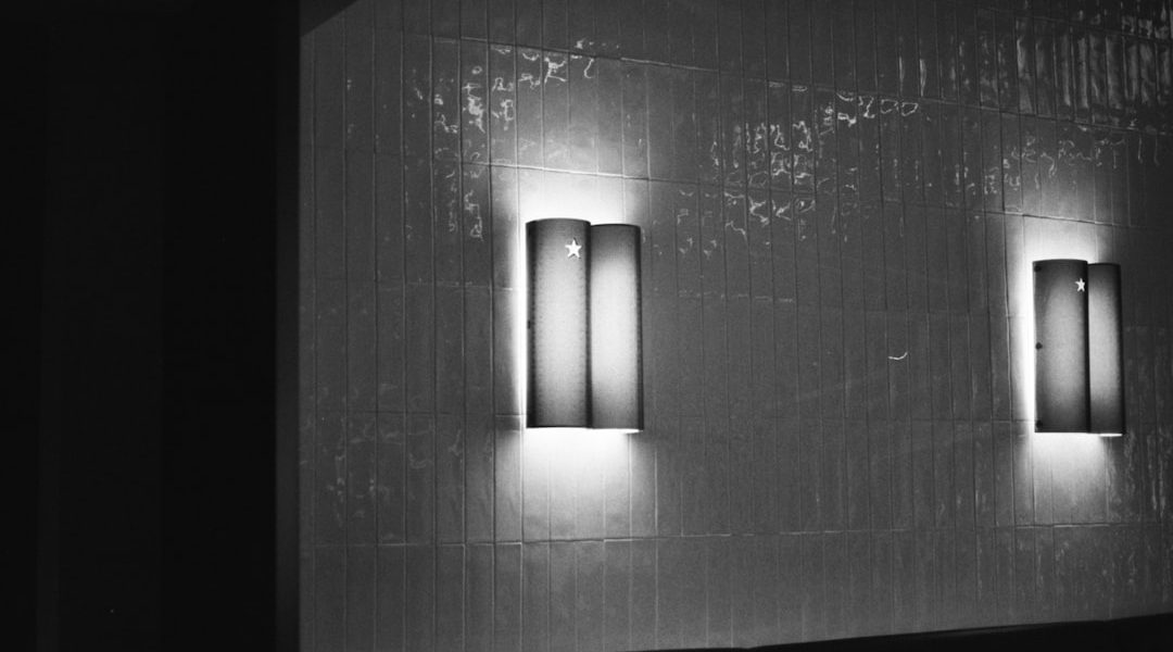 Veredeln Sie Ihr Wohnzimmer mit einer dekorativen Ätzglas-Wandlampe