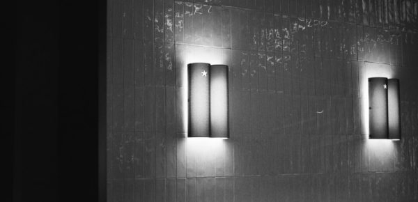 Veredeln Sie Ihr Wohnzimmer mit einer dekorativen Ätzglas-Wandlampe