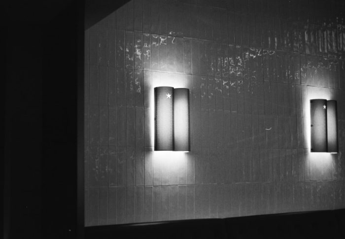 Veredeln Sie Ihr Wohnzimmer mit einer dekorativen Ätzglas-Wandlampe